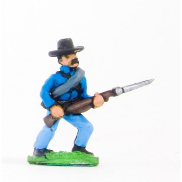 Union or Confederate: Infantry in Slouch Hat & Tunic with blanket roll: Advancing (fixed bayonet)