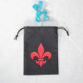 Bourse à dés plate noire - Fleur de lys rouge 1